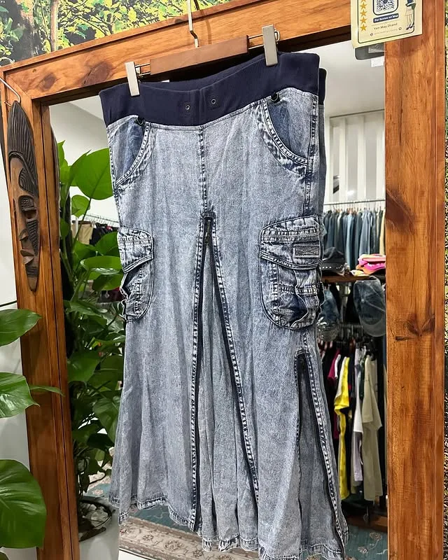 칠부반바지 1벌이 거울에 걸려 전시 되어 있다.