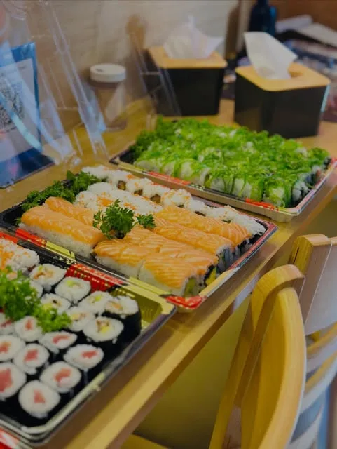 연어롤, 김밥 등이 차려져 있음.