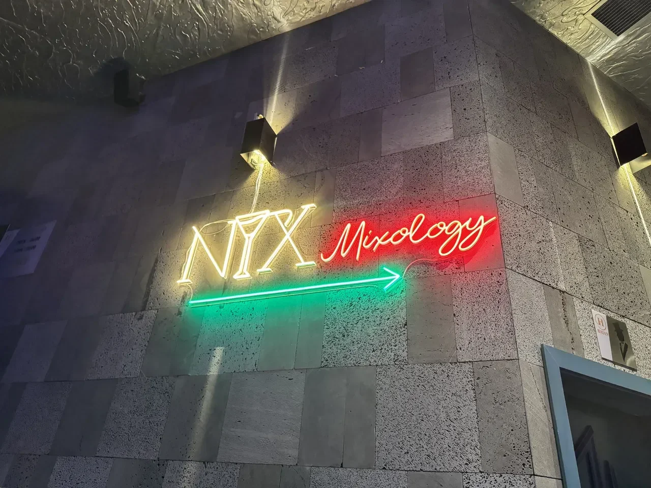 닉스 스카이라운지 앤 믹솔로지 NYX Mixology 네온 간판