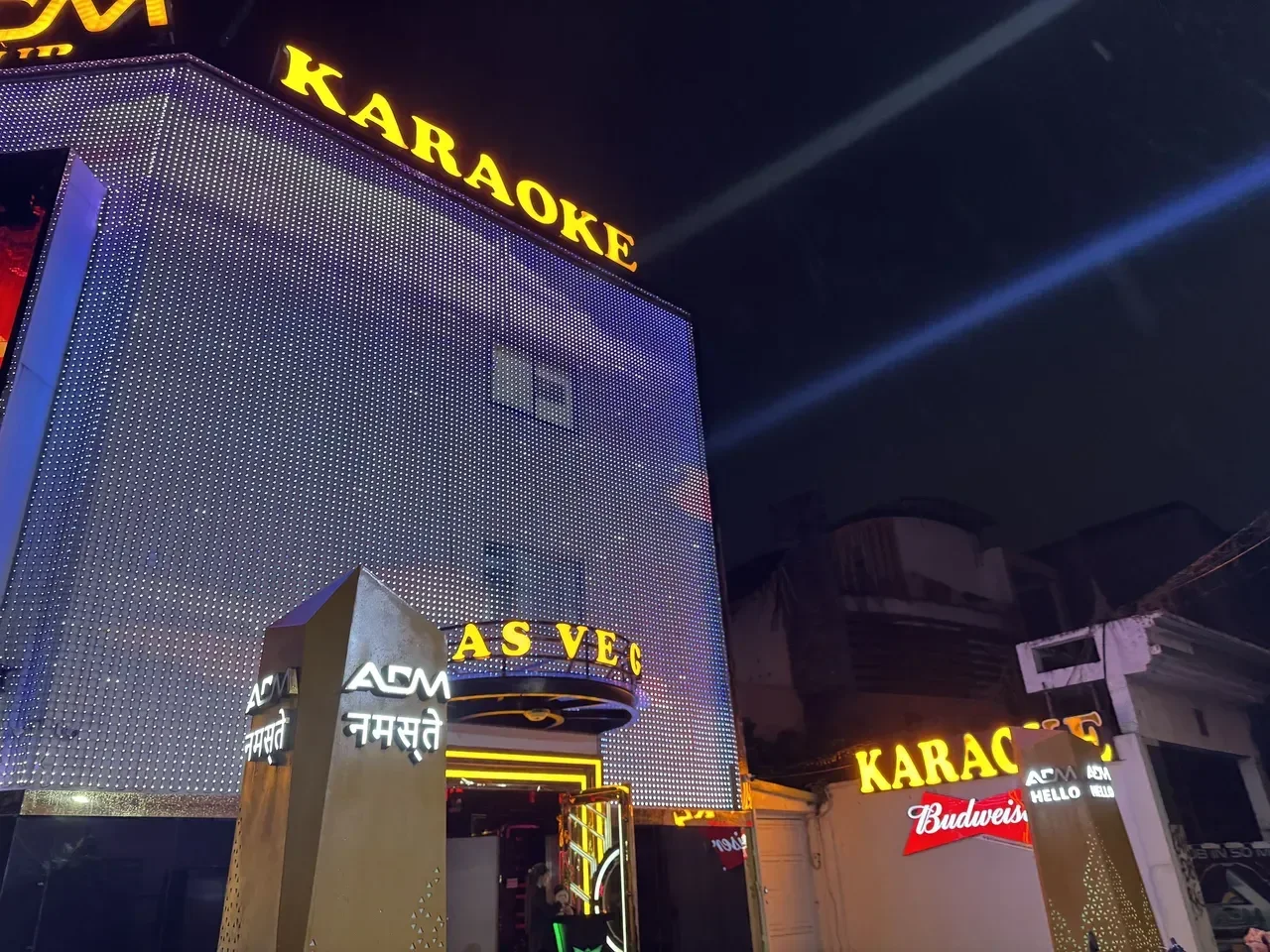 라스베가스 가라오케 KARAOKE 간판이 있는 건물 외관