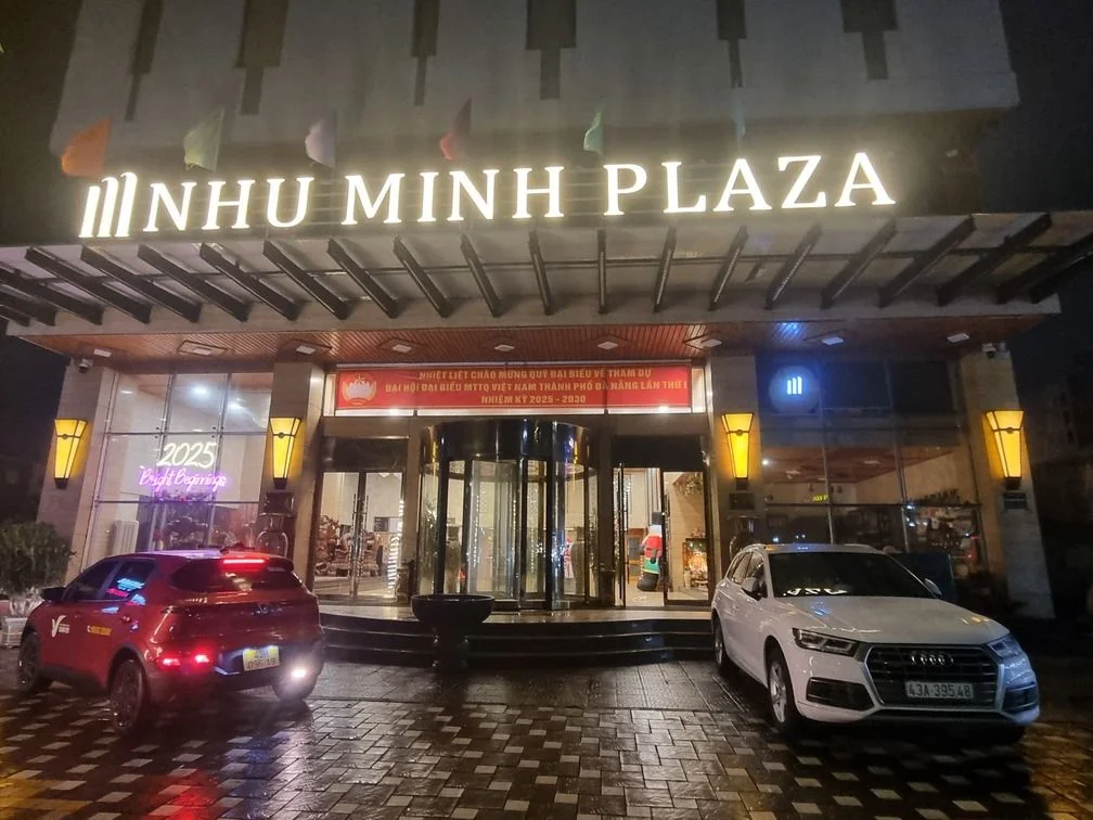 벤츠 가라오케 NHU MINH PLAZA 간판 아래 건물 입구
