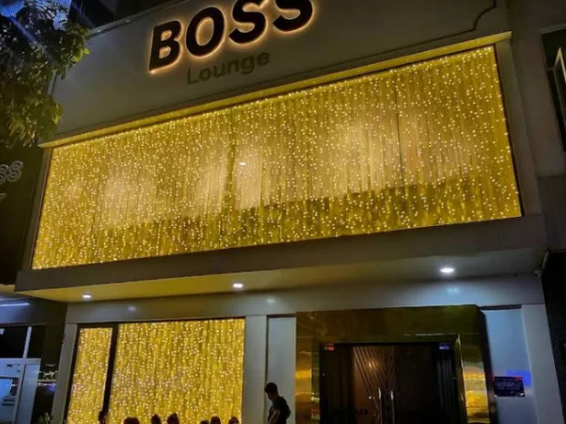 보스 바 라운지 BOSS Lounge 간판과 건물 외관
