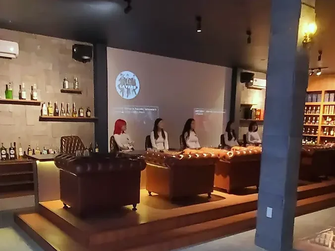 보스 바 라운지 바 카운터와 소파 좌석