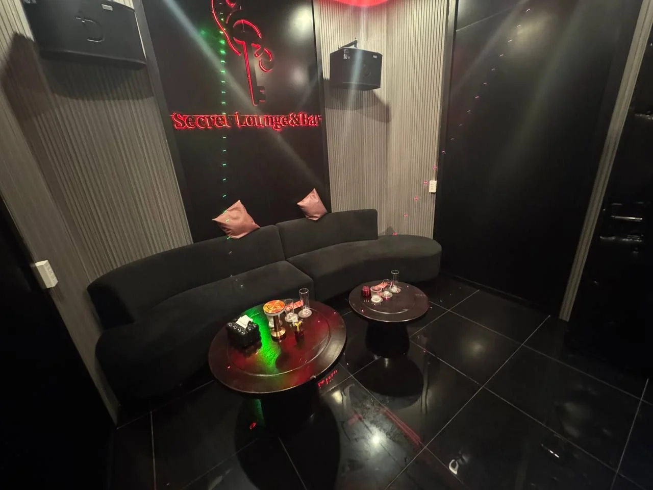 시크릿 라운지 바 Secret Lounge Bar 간판 아래 소파