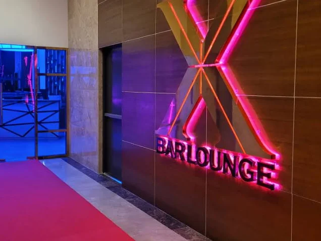 엑스 바 라운지 X BAR LOUNGE 네온 간판과 출입구