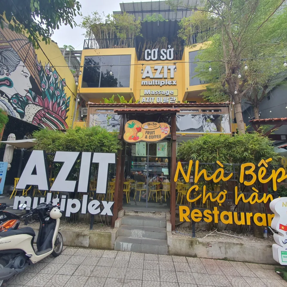 아지트 멀티플랙스 입구. 건물 사이사이에 조경 인테리어가 돋보인다.