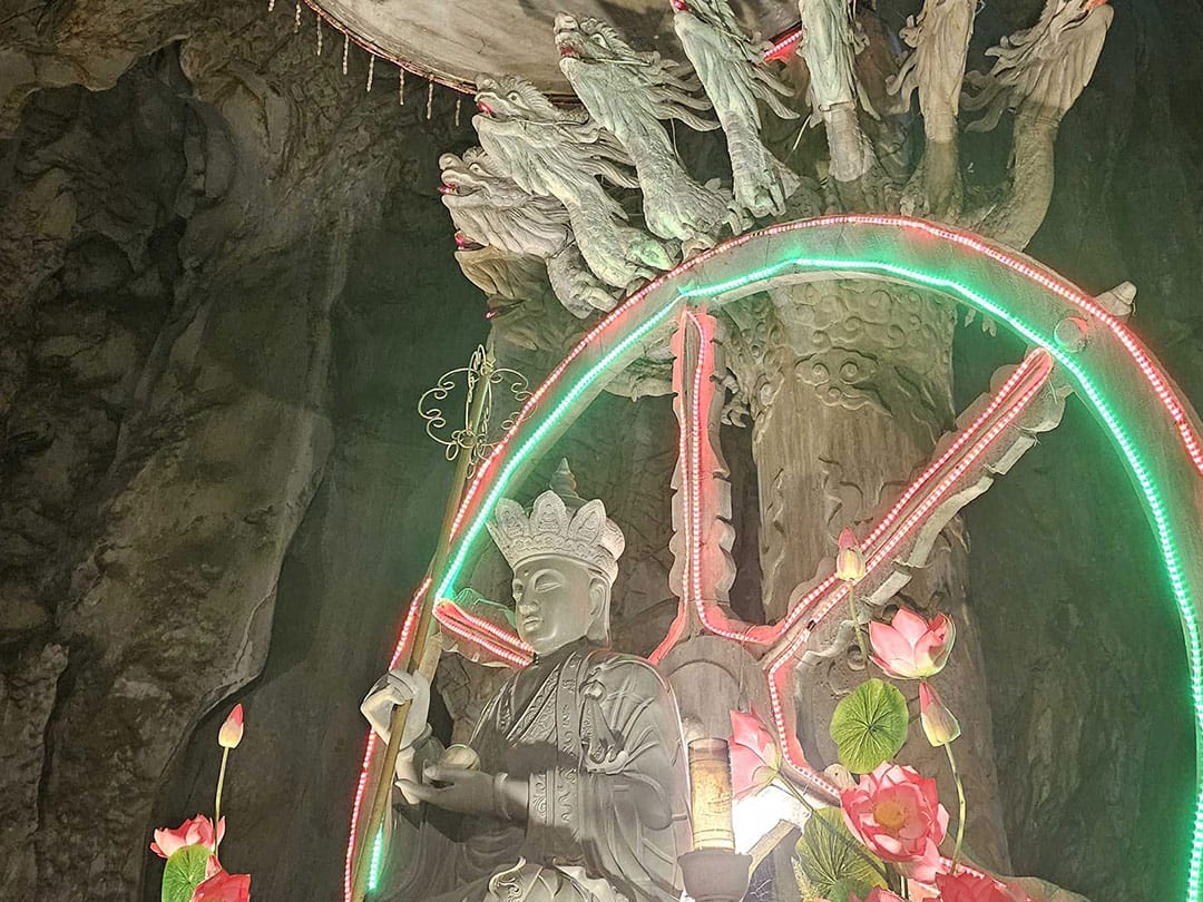 오행산 동굴안 머리 아홉달린 용 기둥과 부처상