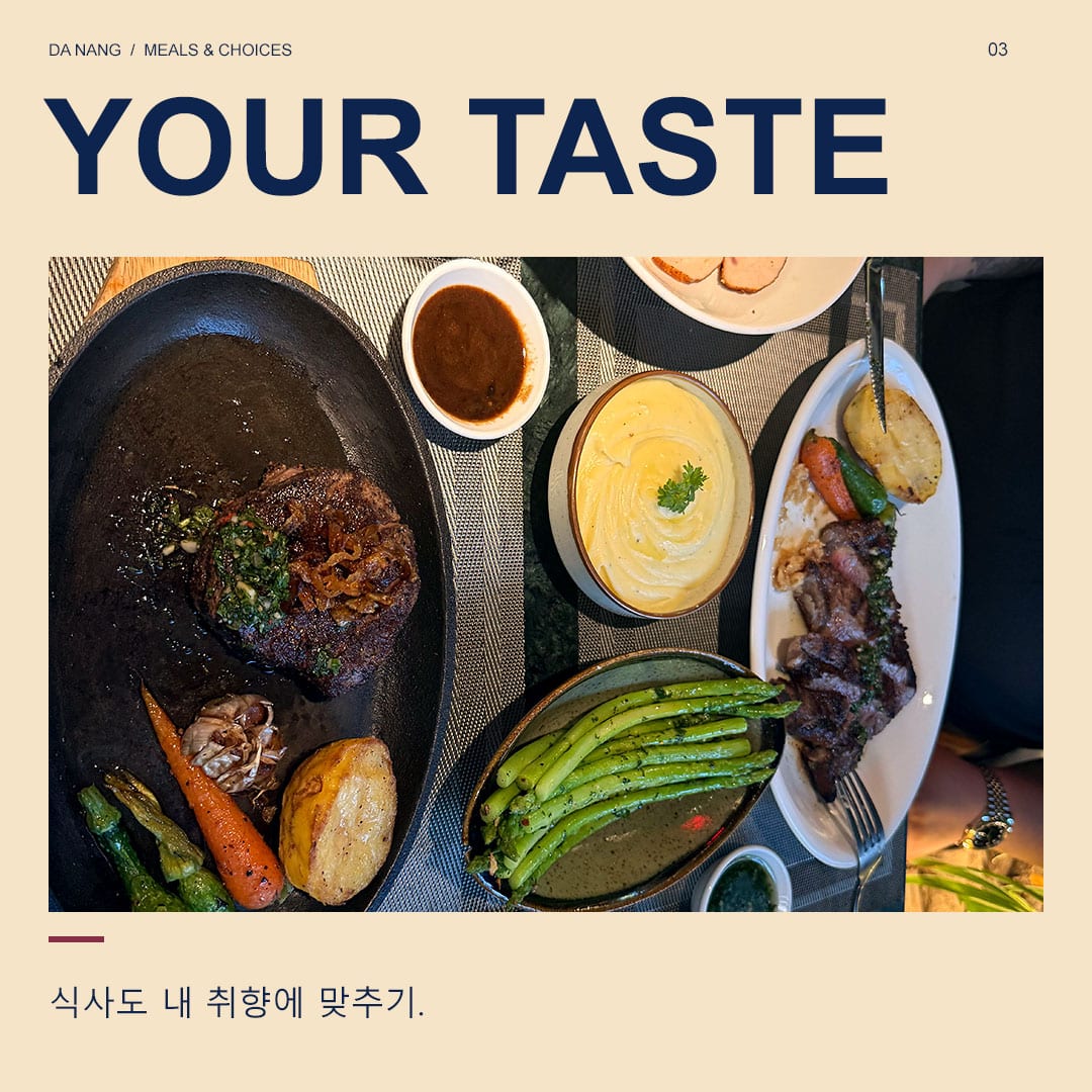 접시에 담긴 스테이크와 곁들임 채소