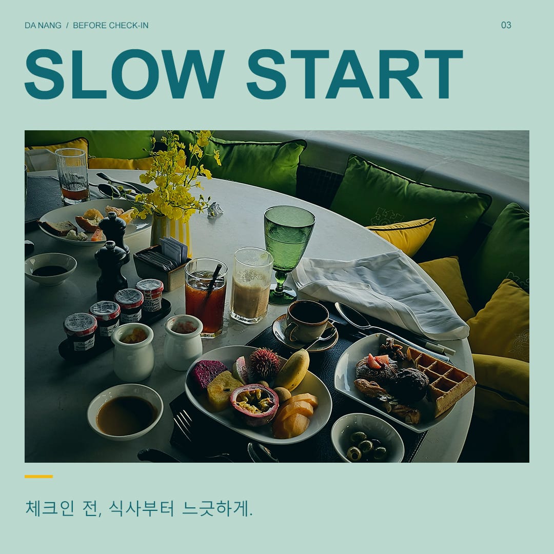 창가 식탁에 놓인 여러 접시의 아침 식사