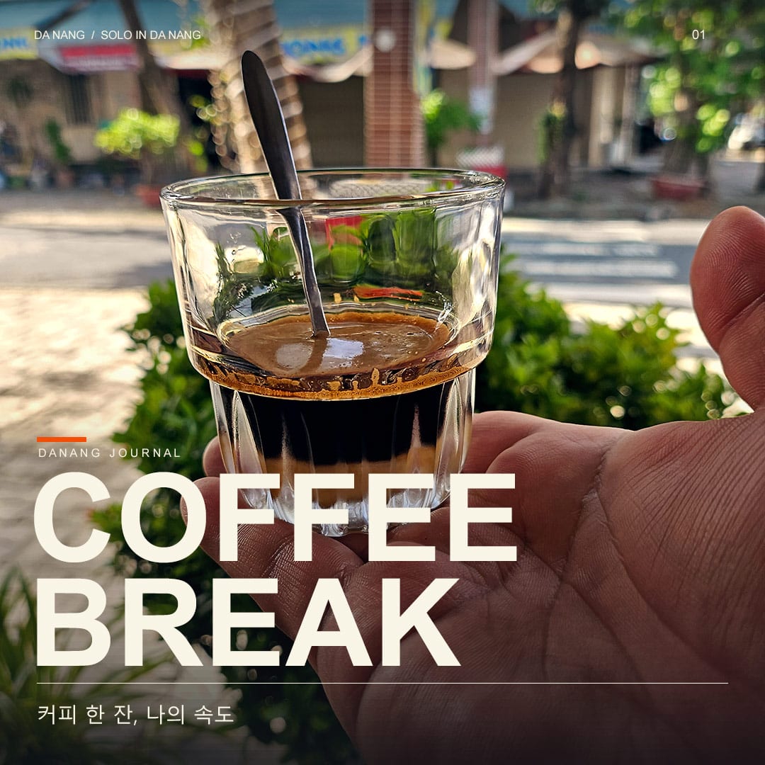 야외에서 손에 들고 있는 베트남 커피 한 잔