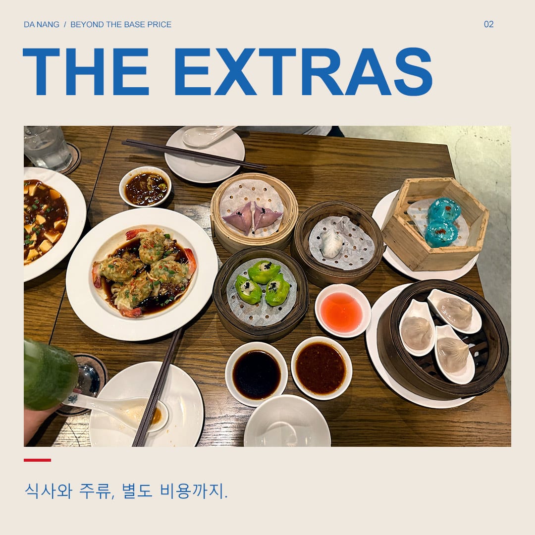 여러 딤섬 찜기와 음식 접시가 놓인 식탁