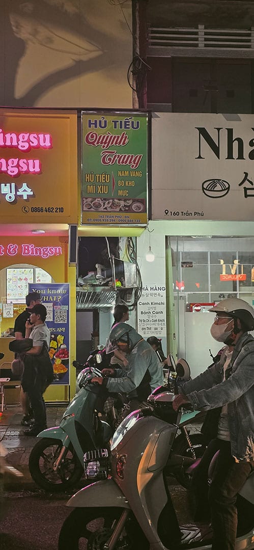 저녁 다낭의 한시장 근처의 도로 오토바이들이 신호를 기다리고 있다.
