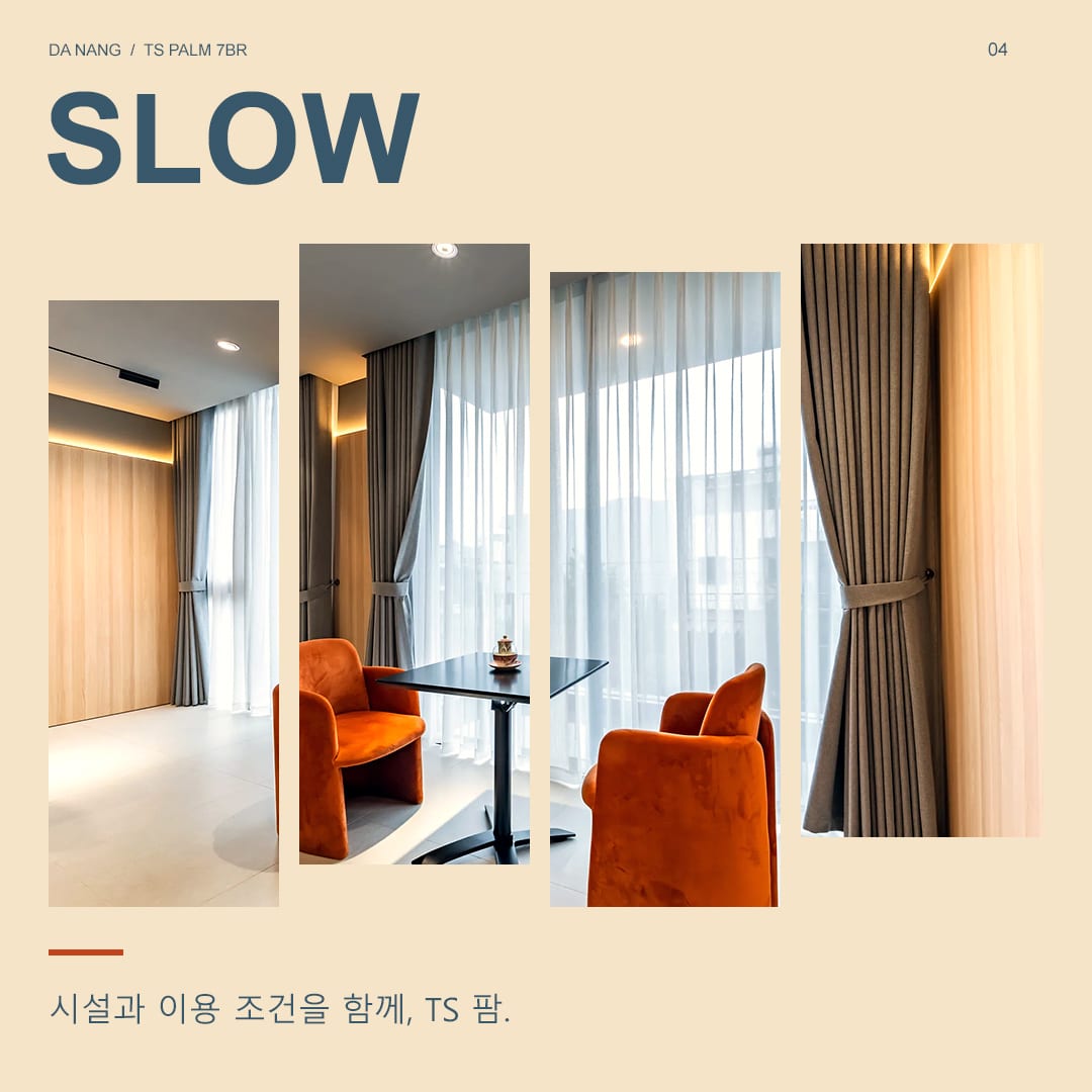 TS 팜 7베드룸의 커튼 옆 주황색 의자 두 개와 작은 원형 테이블